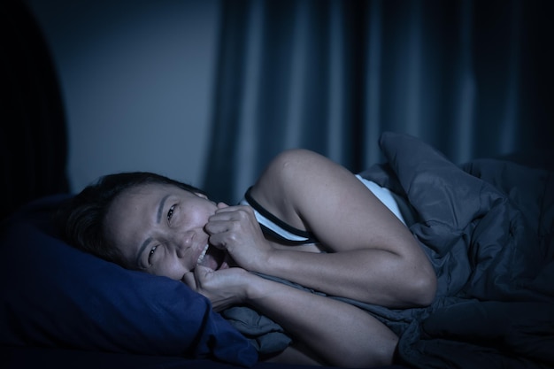 Asiatische Frauen haben eine große Sorge, deshalb kann sie nicht schlafen. Stress von der Arbeit haben. Träume davon, einen Geist zu sehen