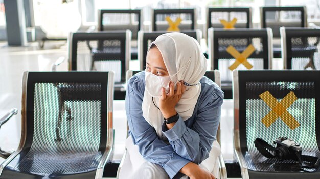 Asiatische Frauen haben es satt, am Bahnhof zu warten