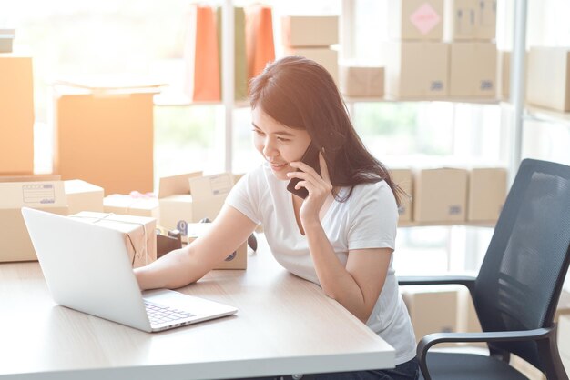 Asiatische Frauen im Büro des Online-Shopping-Geschäfts im Homeoffice