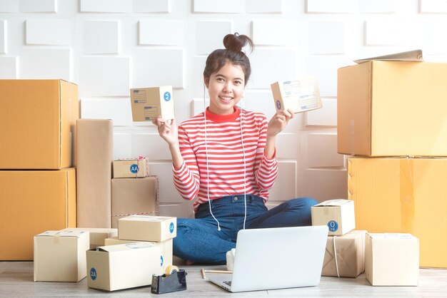 Asiatische Frauen im Büro des Online-Shopping-Geschäfts im Homeoffice