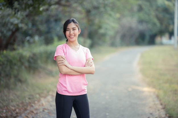 Asiatische Frauen in Sportbekleidung gehen laufen