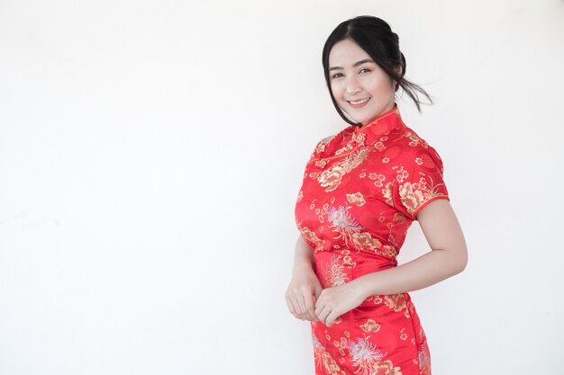 Asiatische Frauen in traditionellem chinesischem cheongsam mit einer Geste der Glückwünsche.