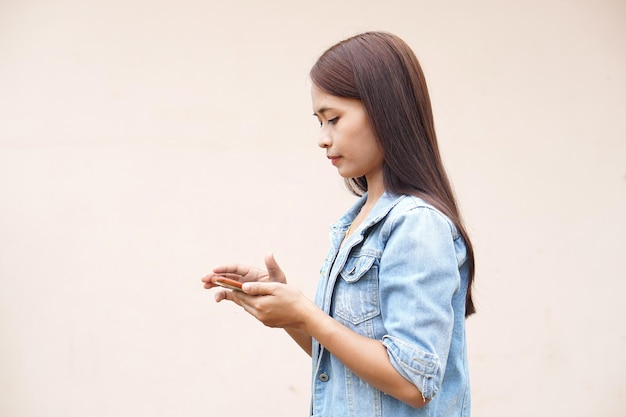 Asiatische Frauen nutzen gerne ihre Telefone, weil die Betriebsergebnisse profitabler sind