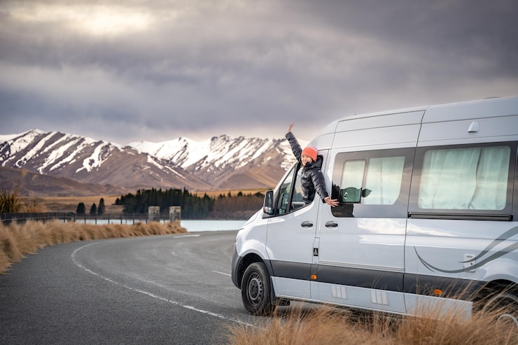 Foto asiatische frauen posieren mit ihrem wohnwagen für einen urlaub auf der südinsel neuseelands
