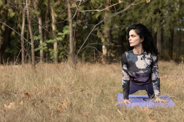 Foto asiatische frauen praktizieren yoga in der natur