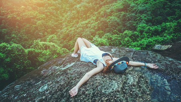 Asiatische Frauen reisen Natur.