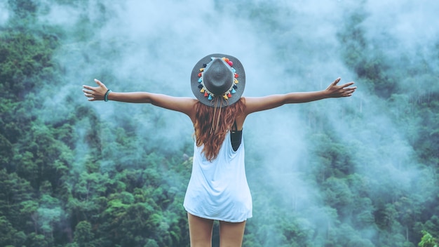 Asiatische Frauen reisen Natur.