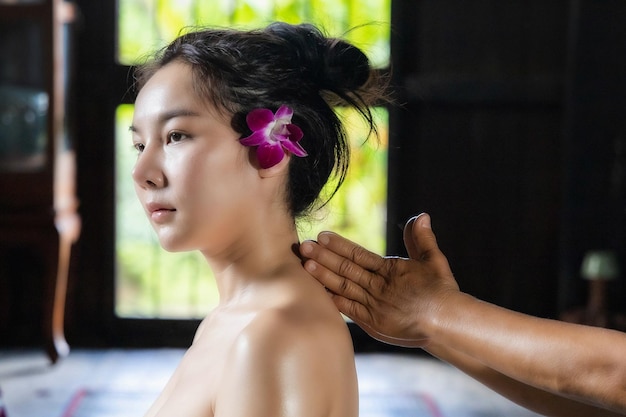 Asiatische Frauen Schönheit Entspannung Körper Massager Massage Haut Hände Lifestyle Naturmassage Heilung Büro Syndrom Spa-Therapie Gesundheit Entspannen Sie sich im Resort Wellness Retreats Thai-Massage