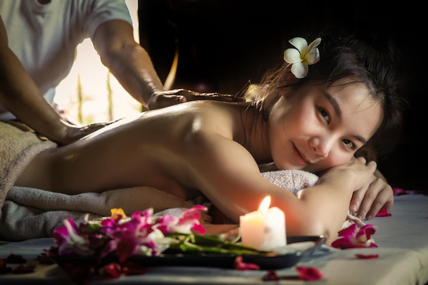 Asiatische Frauen Schönheit Entspannung Körper Massager Massage Haut Hände Lifestyle Naturmassage Heilung Büro Syndrom Spa-Therapie Gesundheit Entspannen Sie sich im Resort Wellness Retreats Thai-Massage