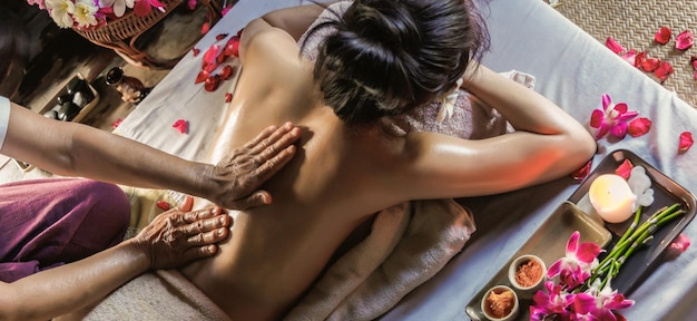 Asiatische Frauen Schönheit Entspannung Körper Massager Massage Haut Hände Lifestyle Naturmassage Heilung Büro Syndrom Spa-Therapie Gesundheit Entspannen Sie sich im Resort Wellness Retreats Thai-Massage