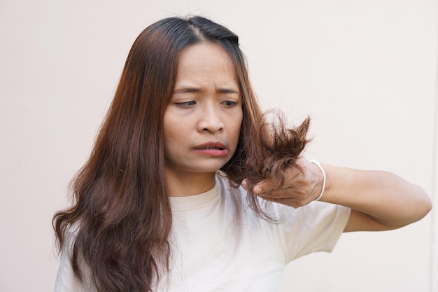 Asiatische Frauen sind schockiert, wenn Sie Haarspliss sehenx9