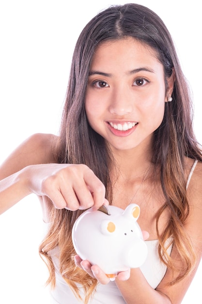 Asiatische Frauen sparen Geld im Sparschwein