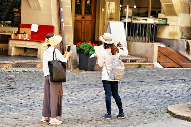 Asiatische Frauen Touristen auf der Kramgasse Straße im alten Stadtzentrum von Bern, Schweiz