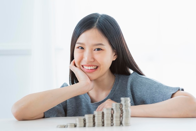 Asiatische frauenhand des glücks mit münzenstapel-finanzgeschäftsideenkonzept