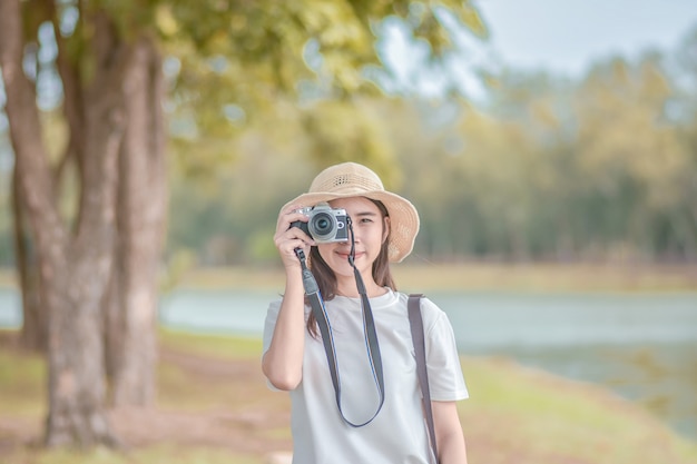 Asiatische Frauenkamera Reise und machen Foto Natur