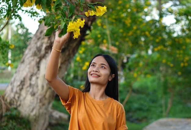 Asiatische Frauentouristen lächeln glücklich
