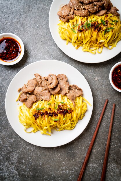 asiatische gebratene Nudel mit Schweinefleisch