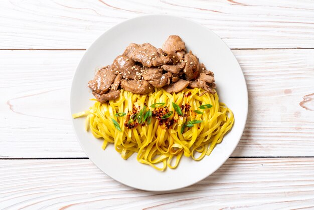 Asiatische gebratene Nudel mit Schweinefleisch