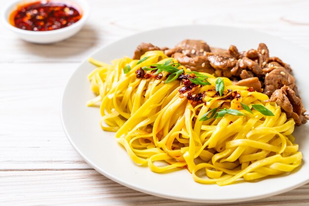 asiatische gebratene Nudel mit Schweinefleisch