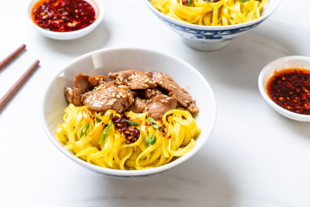 asiatische gebratene Nudel mit Schweinefleisch