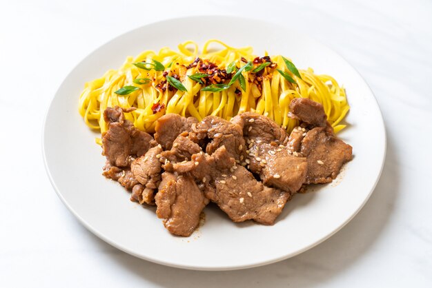 asiatische gebratene Nudel mit Schweinefleisch