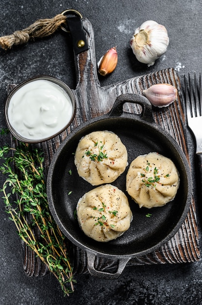 Asiatische gedämpfte Knödel Manti in einer Pfanne