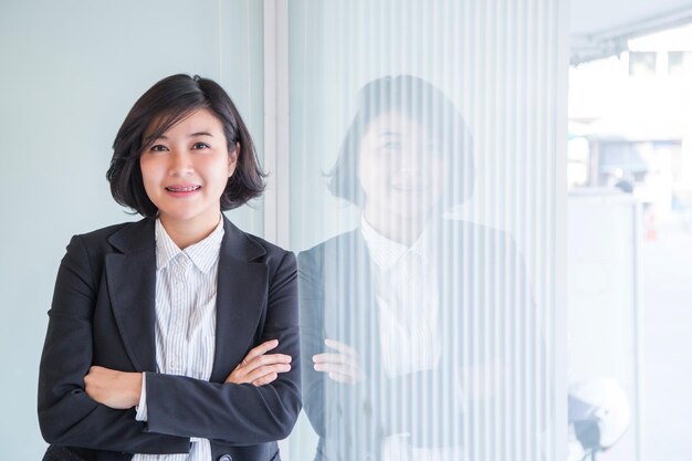 Asiatische Geschäftsfrau arbeitet im Büroraum.