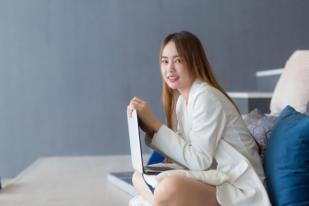 Asiatische Geschäftsfrau arbeitet im Co-Working-Space mit Laptop-Papierkram (Geschäftsfrau-Konzept.)