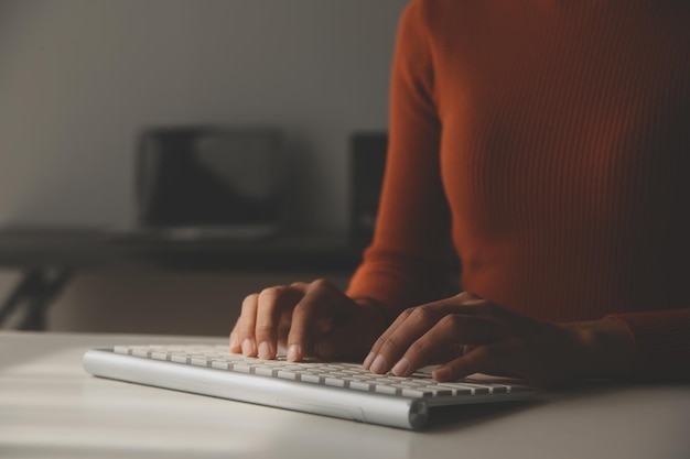 Asiatische Geschäftsfrau benutzt einen Laptop und arbeitet im Büro mit einem Taschenrechnerdokument auf dem Schreibtisch, um die Planung zu planen und den Finanzbericht, Geschäftsplan, Investitionsfinanzierungsanalysekonzept zu analysieren