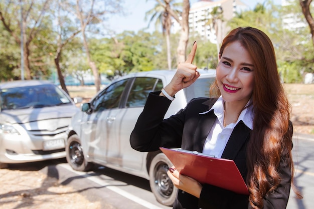 Asiatische Geschäftsfrau, die für die Unterstützung von Autoversicherungen bei der Betreuung von Lebensversicherungskunden verantwortlich ist