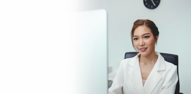 Asiatische Geschäftsfrau, die im Büro sitzt Portrait Executive Woman