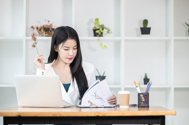 Asiatische Geschäftsfrau, die Notebook-Laptop im Büro arbeitet