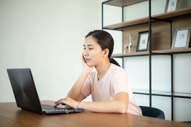 Asiatische Geschäftsfrau mit Notizbuch im Büro