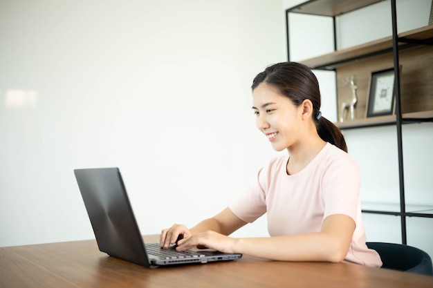 Asiatische Geschäftsfrau mit Notizbuch im Büro