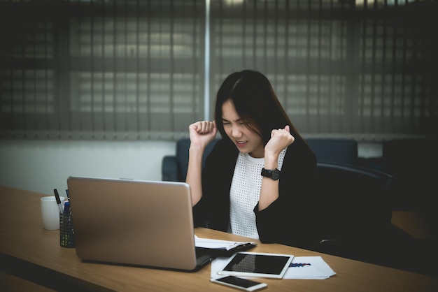 Asiatische Geschäftsfrau Stress durch harte ArbeitThailändische Arbeiterin, die im Büro arbeitetDunkler Ton