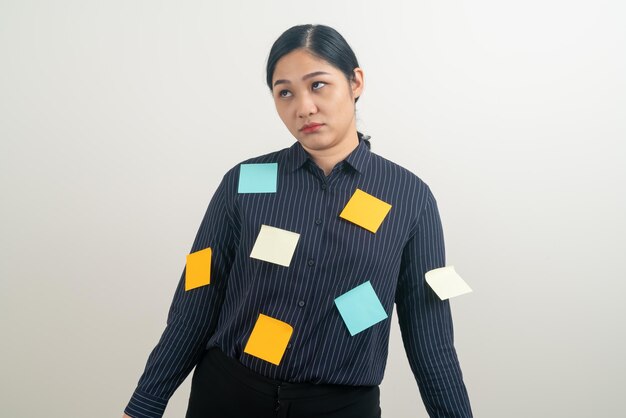 Asiatische Geschäftsfrau Stress von harter Arbeit mit weißem Hintergrund