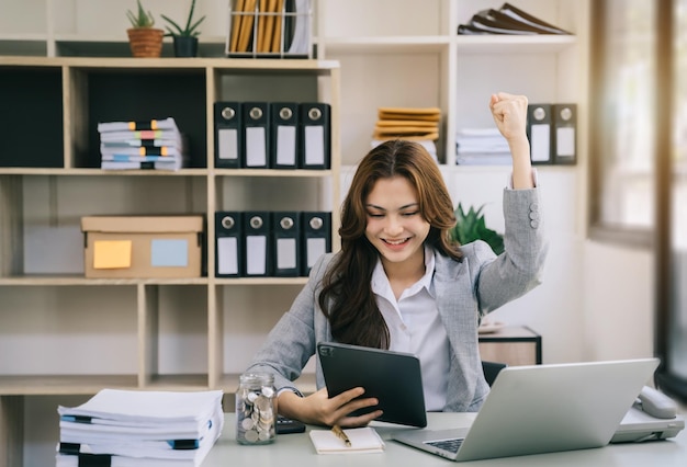 Asiatische Geschäftsfrauen sind begeisterter Geschäftserfolg mit Inspiration