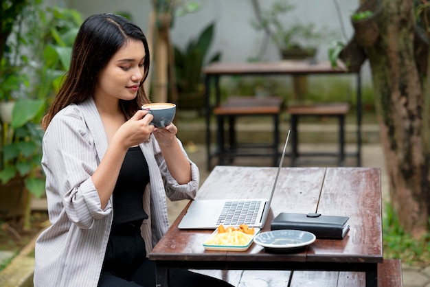 Asiatische Geschäftsfrauen trinken Kaffee, während sie sich nach der Arbeit entspannen