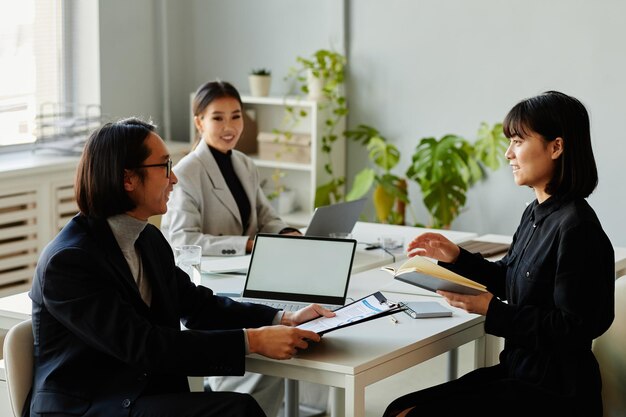 Asiatische Geschäftsleute im Büro