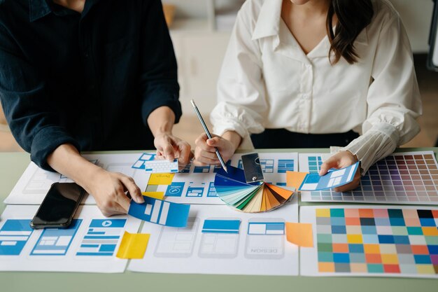 Asiatische Geschäftsleute treffen sich im Büro. Mitarbeiter Brainstormen und arbeiten im Team, planen und diskutieren Projekte Punkt für Punkt auf Papier und Tablet