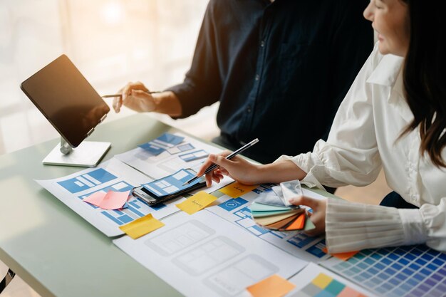 Asiatische Geschäftsleute treffen sich im Büro. Mitarbeiter Brainstormen und arbeiten im Team, planen und diskutieren Projekte Punkt für Punkt auf Papier und Tablet