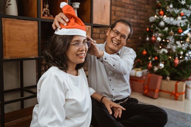 Asiatische glückliche Familie, die Weihnachten zusammen zu Hause feiert