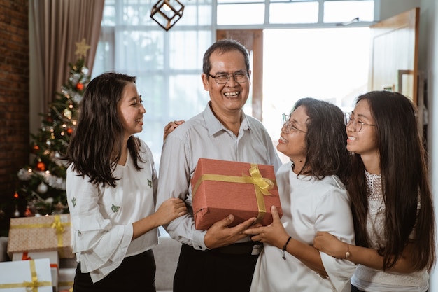 Asiatische glückliche Familie, die Weihnachten zusammen zu Hause feiert