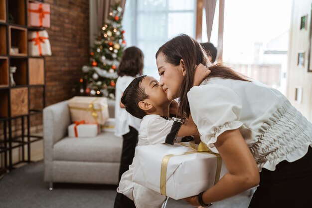 Asiatische glückliche Familie, die Weihnachten zusammen zu Hause feiert