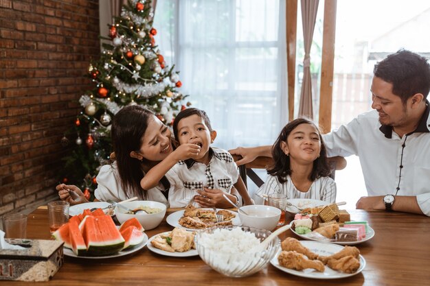 Asiatische glückliche Familie, die Weihnachten zusammen zu Hause feiert