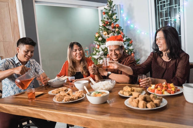 Asiatische glückliche Familie, die Weihnachten zusammen zu Hause feiert