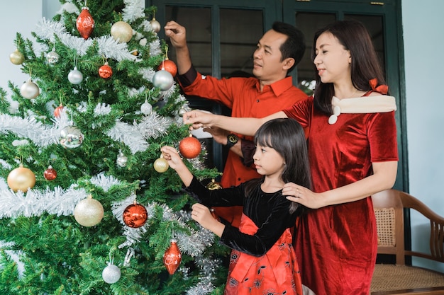 Asiatische glückliche Familie, die Weihnachten zusammen zu Hause feiert