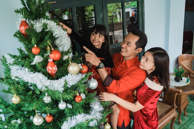 Asiatische glückliche Familie, die Weihnachten zusammen zu Hause feiert