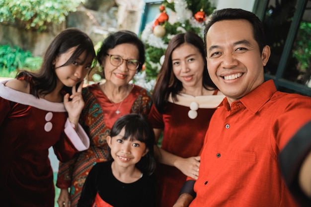 Asiatische glückliche Familie, die Weihnachten zusammen zu Hause feiert