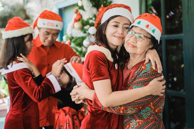 Asiatische glückliche Familie, die Weihnachten zusammen zu Hause feiert